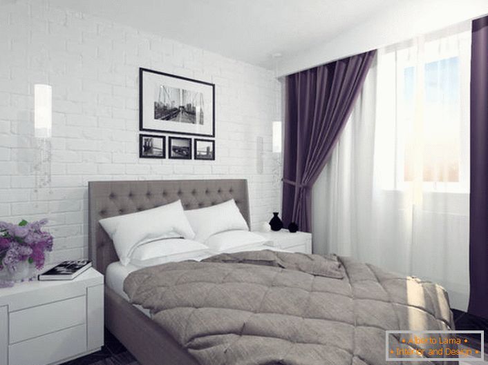 Uma decisão de design interessante é uma parede na cabeceira da cama, simulando alvenaria.