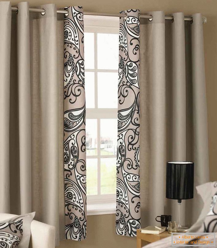 Elegantes cortinas curtas de cor púrpura-clara repetem o padrão, que é decorado com roupa de cama no quarto em estilo Art Nouveau.