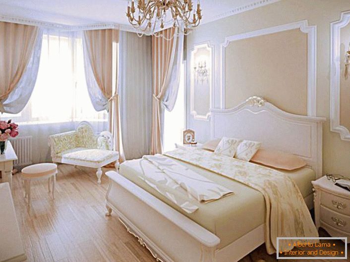O quarto em estilo moderno em cores pêssego é a escolha certa para um ninho familiar.