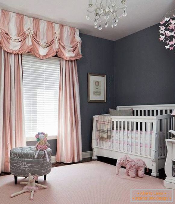 Combinação de cortinas rosa com papel de parede cinza para paredes