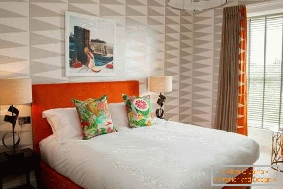 Combinação de papéis de parede bege com cortinas marrons e laranja