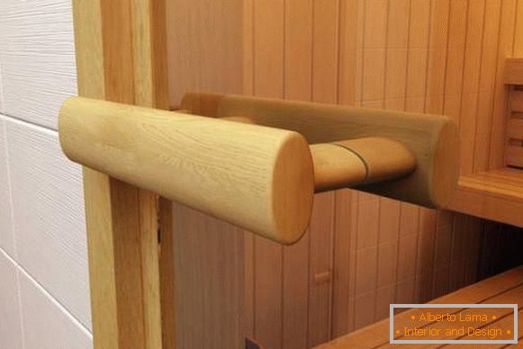 Alça de madeira para portas de vidro em uma sauna feita de cal
