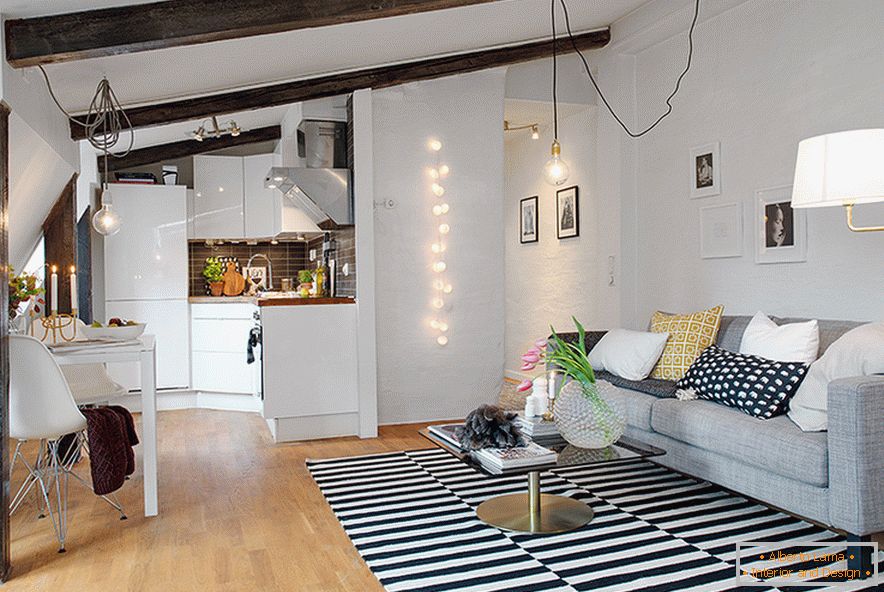Cozinha e sala de estar em um sótão acolhedor em uma cidade sueca