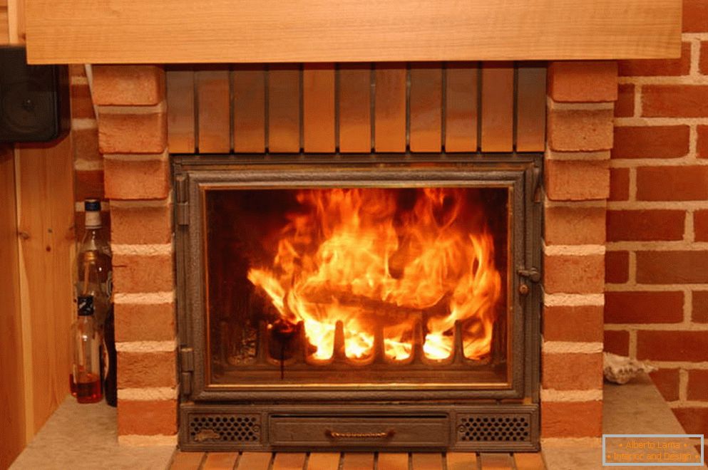 Uma lareira de tijolos com simulação de incêndio não só parece decente, mas também aquece a sala.
