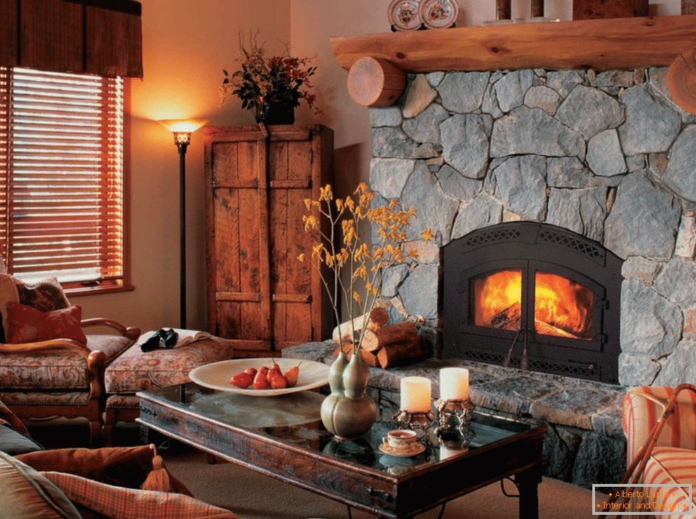 Uma lareira volumosa, decorada com uma moldura de madeira, combina harmoniosamente com o quarto de hóspedes no estilo campestre.