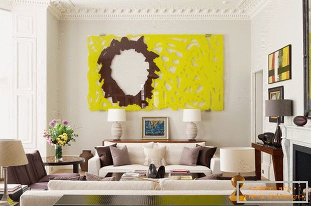 Brilhante sala de estar com lareira e painel amarelo brilhante