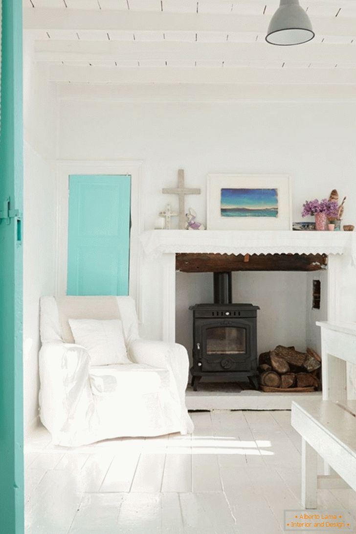 Sala de estar em tons de branco e azul-turquesa com lareira