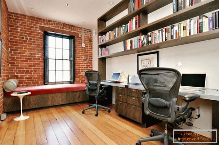 O gabinete de uma pequena empresa é feito de acordo com o estilo loft. Muitas prateleiras permitem colocar uma enorme quantidade de literatura prática e documentação.