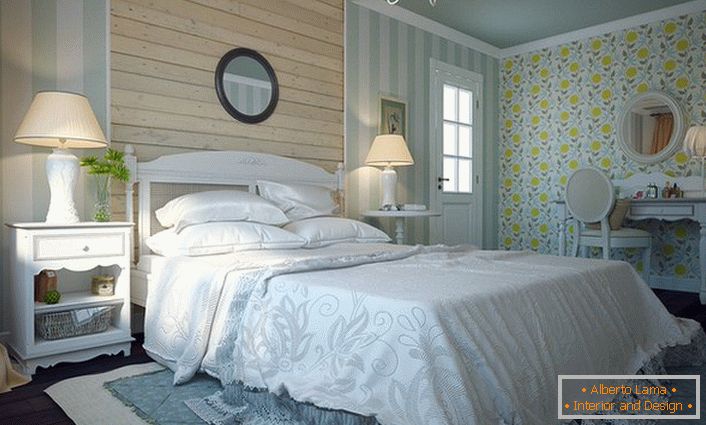 Estilo refinado do sul da França-Provença. Formas suaves e simples do interior dão o conforto único do quarto.