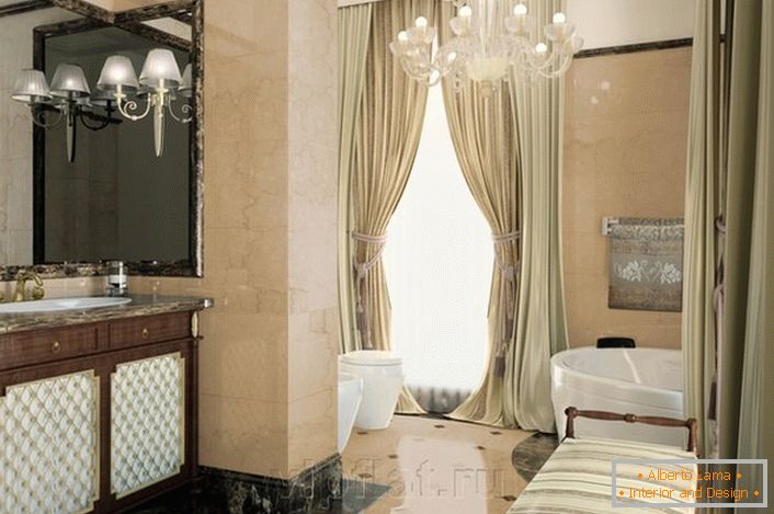 Decoração nobre da casa de banho no estilo neoclassicismo é enfatizada por mobiliário propriamente selecionado.