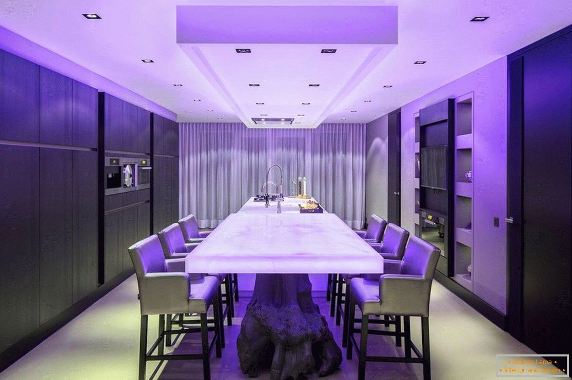 Luz violeta na cozinha
