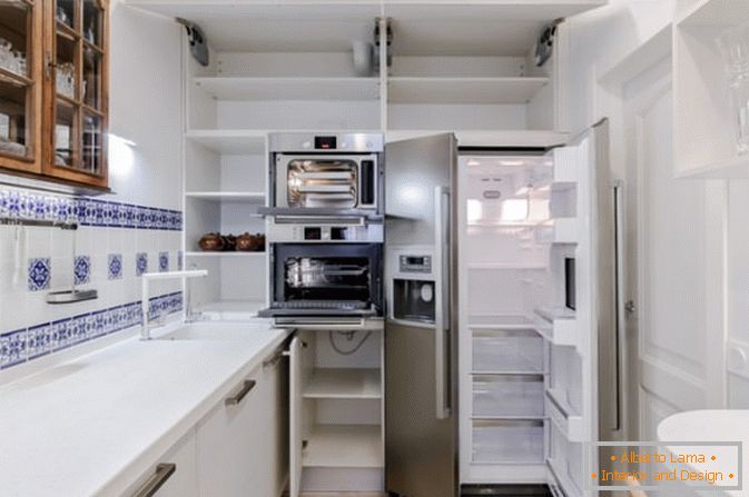 Design criativo de uma cozinha longa e estreita com uma loggia