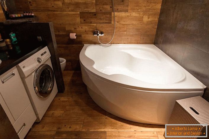 O banho de canto permite economizar espaço. Interior no estilo loft é notável pelo uso de materiais de acabamento feitos de madeira.