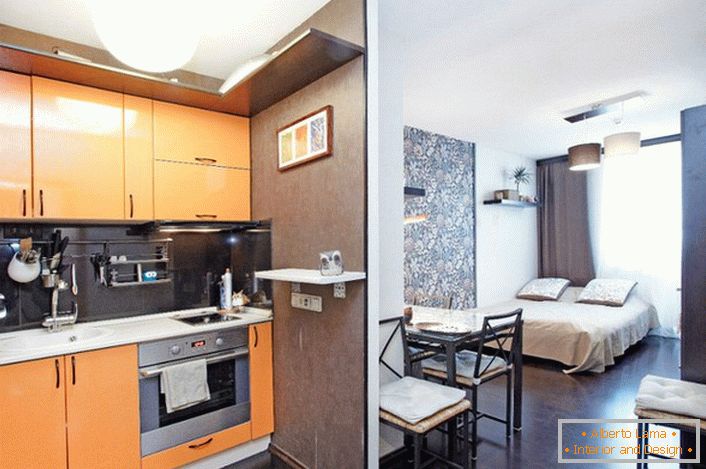 O apartamento de 40 m² é decorado em estilo moderno. O design funcional e prático é ideal para pequenos apartamentos.