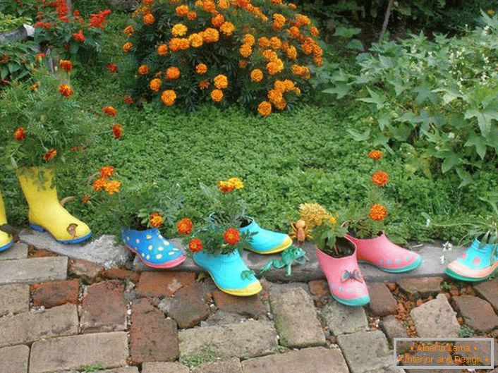Galochas antigas também podem ser úteis se você decidir decorar seu jardim de forma criativa. 