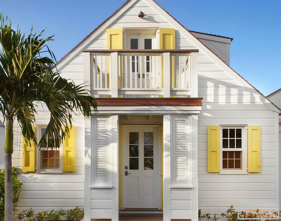 Uma pequena casa de praia de cor branca