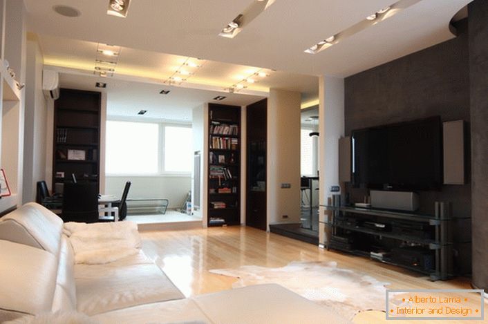 Brilhante sala de estar com uma área dedicada para um home theater no estilo do minimalismo.