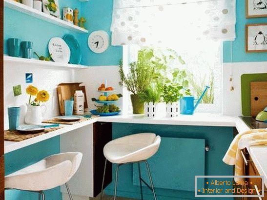 Interior de uma pequena cozinha na cor turquesa