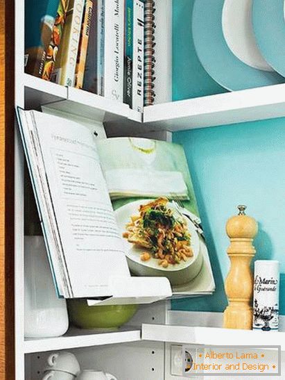 Livros e utensílios em uma pequena cozinha na cor turquesa