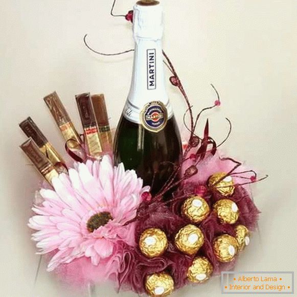 Decoração de uma garrafa de champanhe com doces e flores - foto