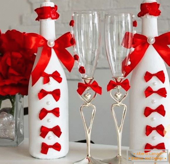 Decoração de uma garrafa de champagne para um casamento com fitas e miçangas