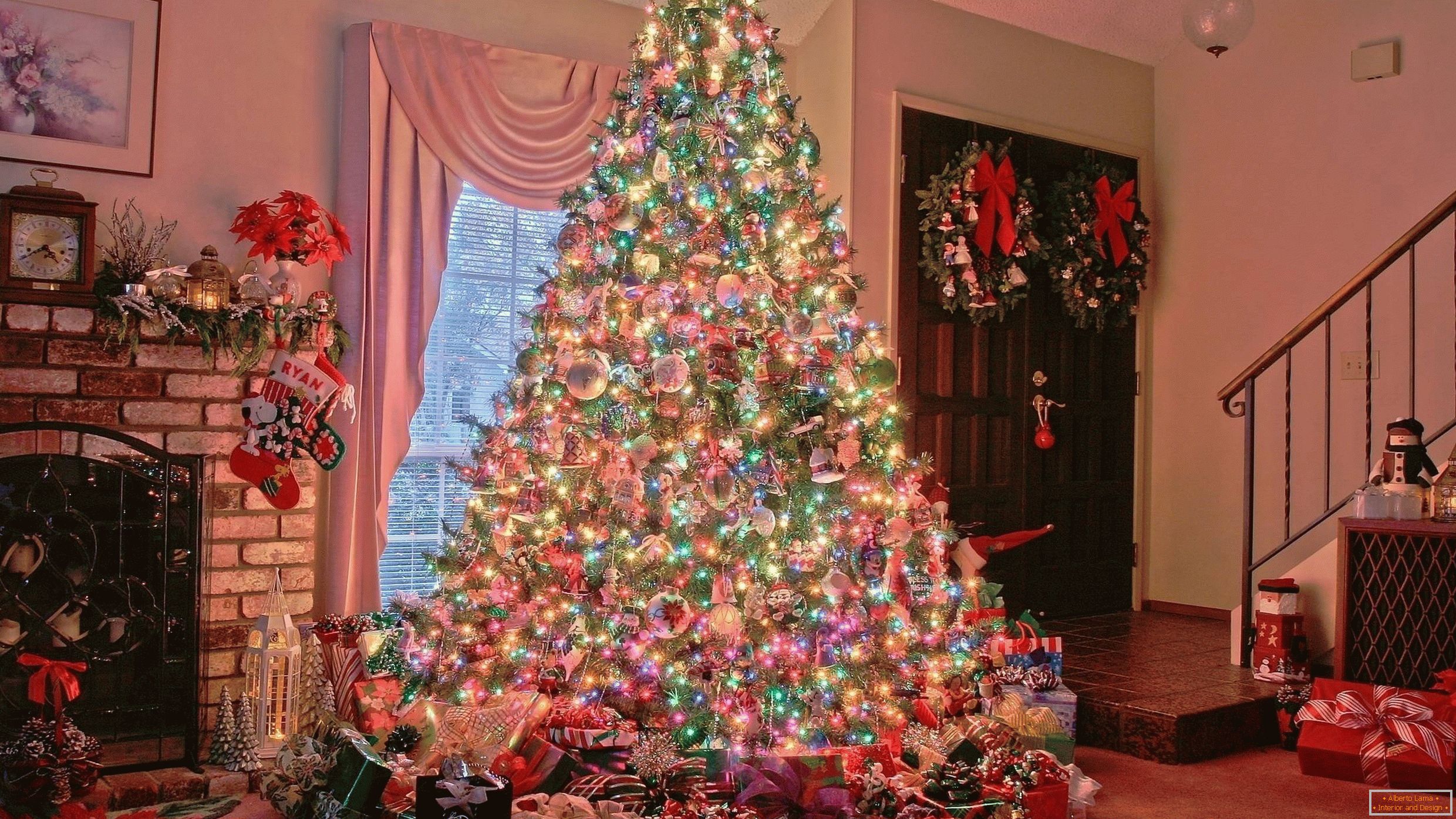 Árvore de Natal à beira da lareira