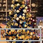Ouropel e bolas na árvore de Natal