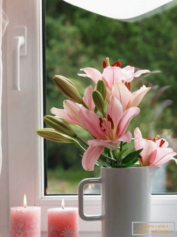 Velas e flores no peitoril da janela
