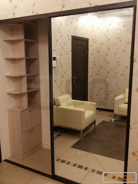 Compartimento de guarda-roupa embutido com portas de espelho no interior do corredor