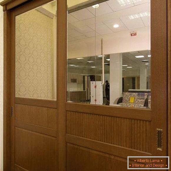 Portas de madeira para um compartimento de guarda-roupa embutido com um espelho