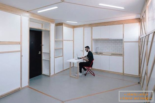 Área de trabalho em um apartamento com paredes móveis
