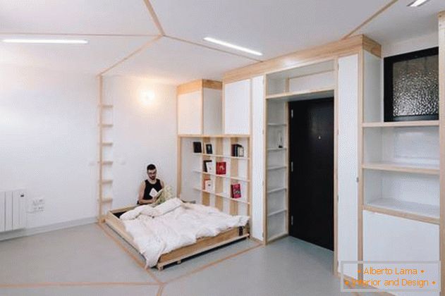 Zona de descanso em um apartamento com paredes móveis