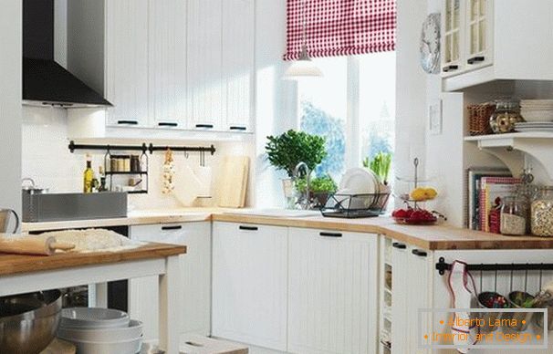 Interior de uma cozinha compacta funcional