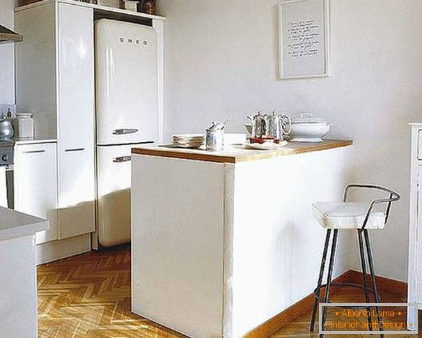 Interior de uma cozinha compacta funcional