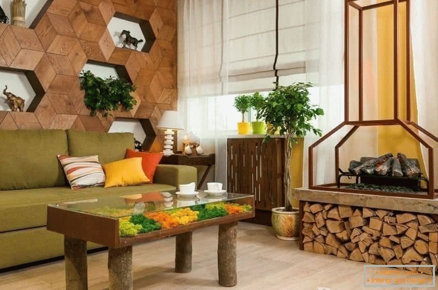 Sala de estar em estilo ecológico com lareira e drovnitsey