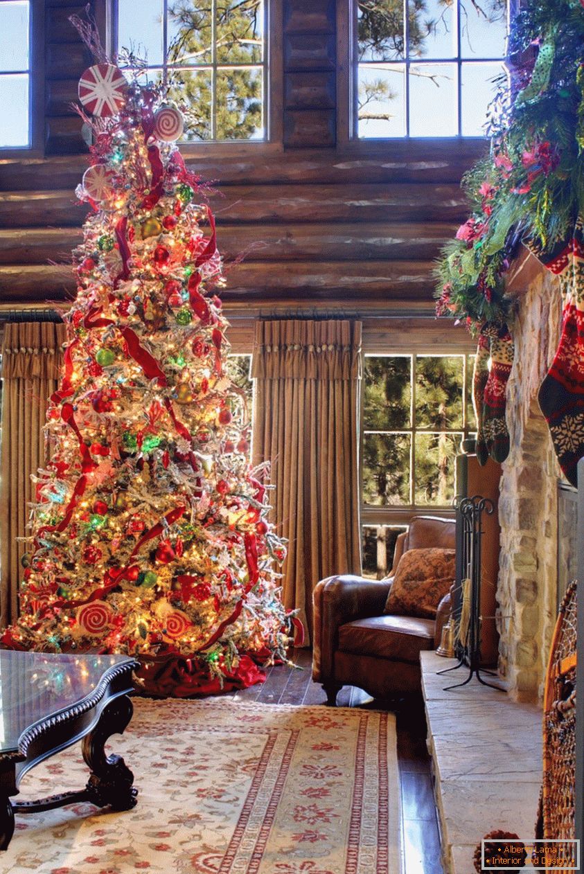 Uma enorme árvore de Natal decorada com brinquedos de vidro