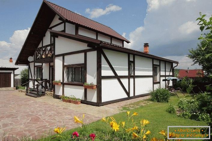 Uma pequena casa em estilo escandinavo atrai visões com sua beleza e elegância rústica.