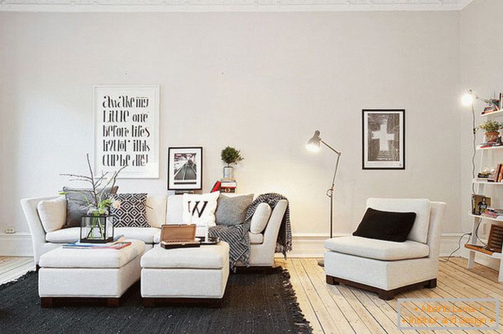 O estilo escandinavo no interior atrai com a sua simplicidade e contenção. Calma, cores suaves são ótimas para organizar a sala de estar. 