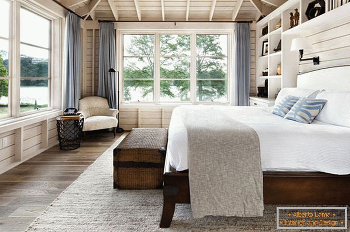 Um quarto em estilo escandinavo com uma grande cama de casal de madeira na casa de um empresário francês.