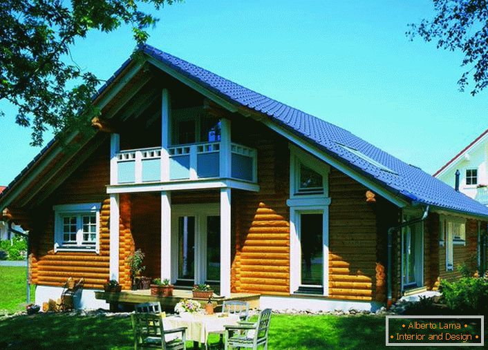 Casa escandinava feita de casa de log - a variação mais comum de imóveis suburbanos. Exterior atraente em combinação com um preço relativamente baixo de construção tornar as casas no estilo escandinavo popular e na demanda.