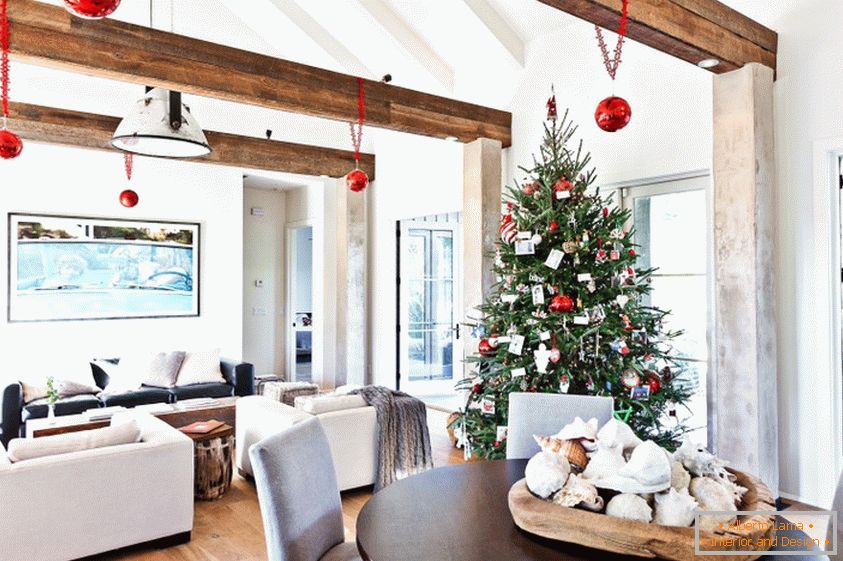 Decoração clássica de uma árvore de Natal para o ano novo