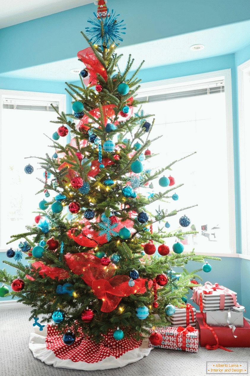 Decoração da árvore de Natal em cores azuis e vermelhas