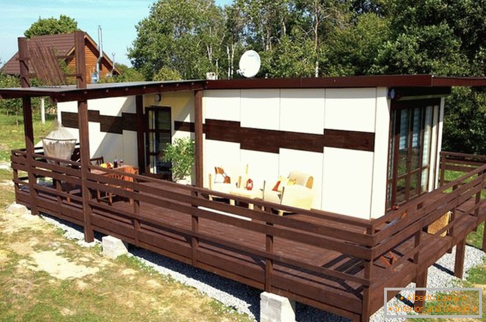Uma casa modular incomum fora da cidade é adequada para descanso no verão e no inverno.