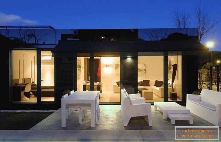 O design elegante da casa modular parece organicamente com um pátio adequadamente projetado. 