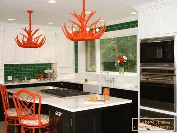 Cozinha com paredes verdes e decoração vermelha