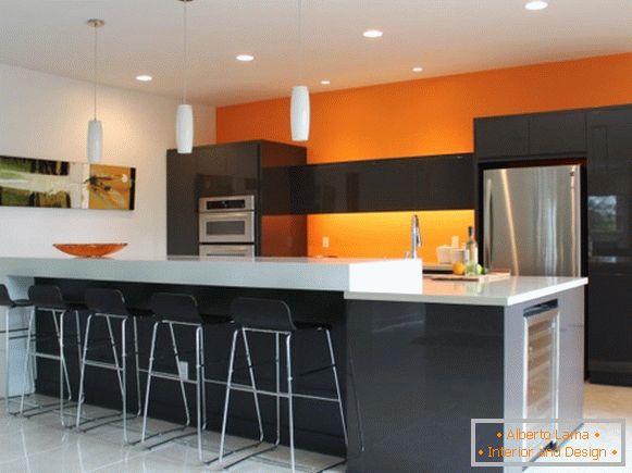 Cozinha com uma parede laranja