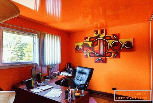 Interior brilhante com um teto de estiramento de cor laranja