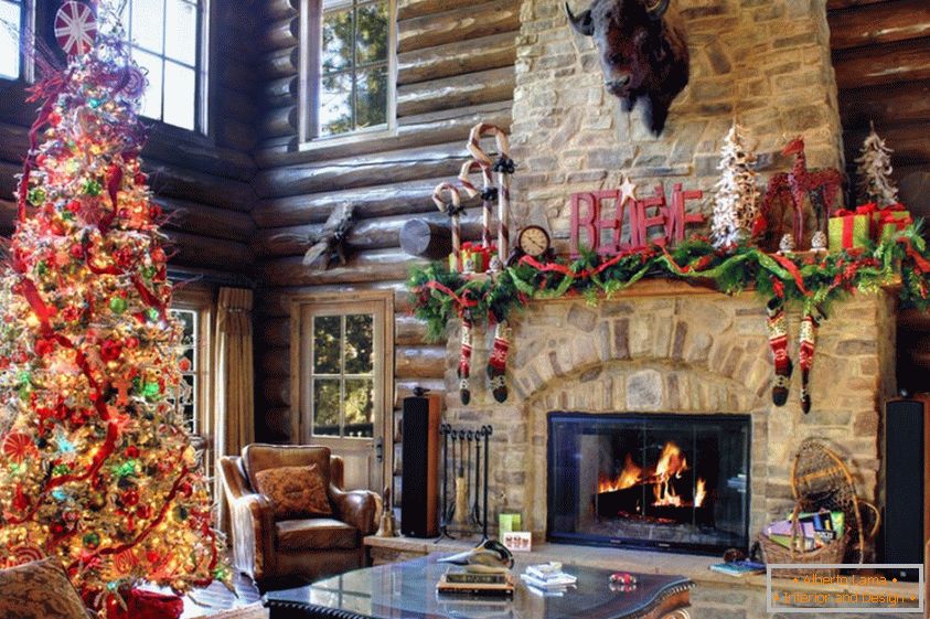 Árvore de Natal natural colorido na sala de estar
