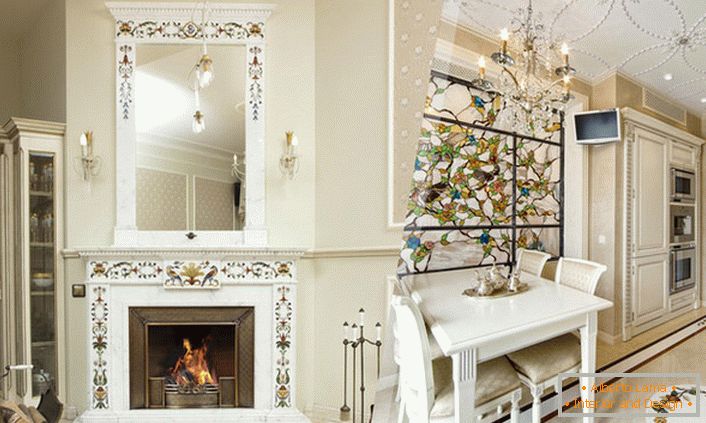 A lareira de mármore e o interior da sala como um todo são a solução de design perfeita.