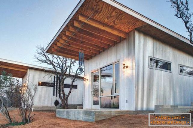 Pequena casa de madeira barata nos EUA